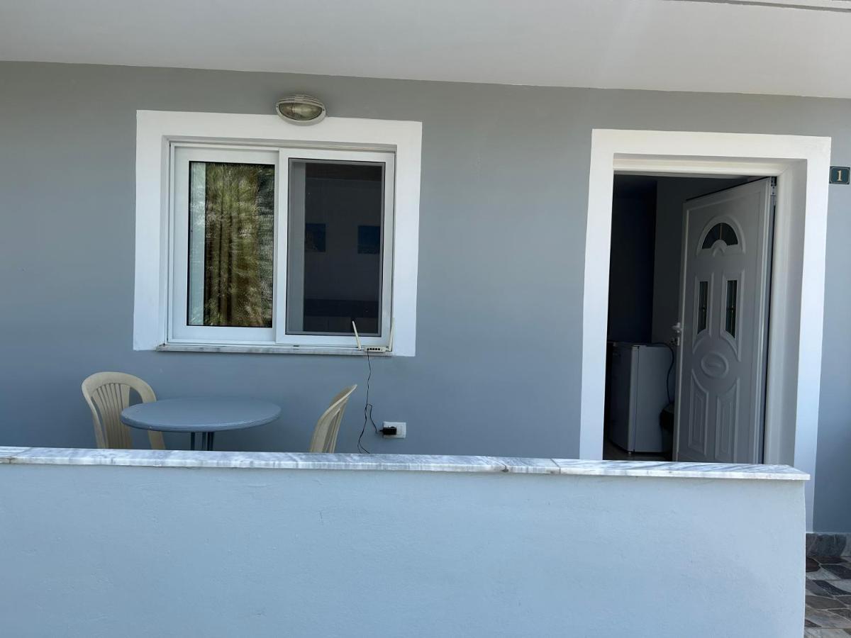 Eri Rooms Sarandë Esterno foto