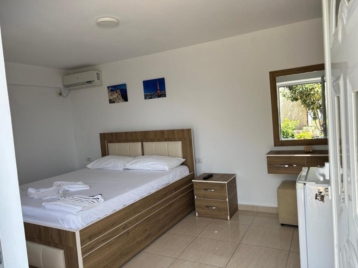 Eri Rooms Sarandë Esterno foto