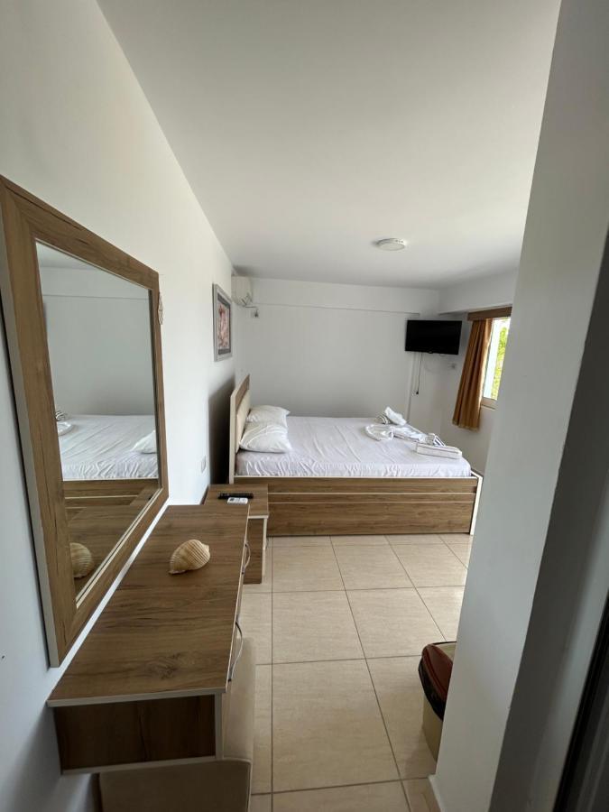Eri Rooms Sarandë Esterno foto