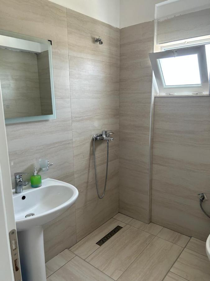 Eri Rooms Sarandë Esterno foto