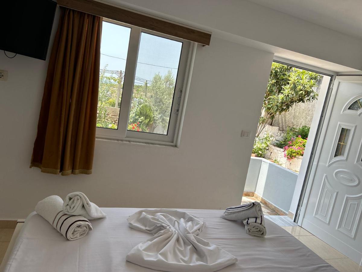 Eri Rooms Sarandë Esterno foto
