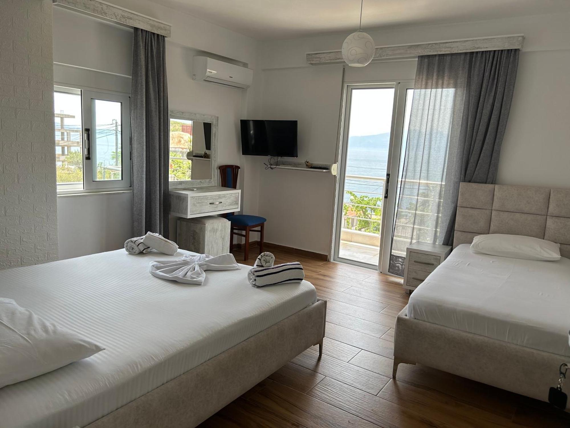 Eri Rooms Sarandë Esterno foto