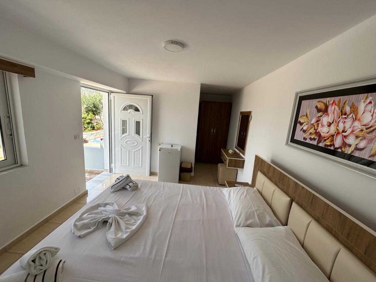 Eri Rooms Sarandë Esterno foto